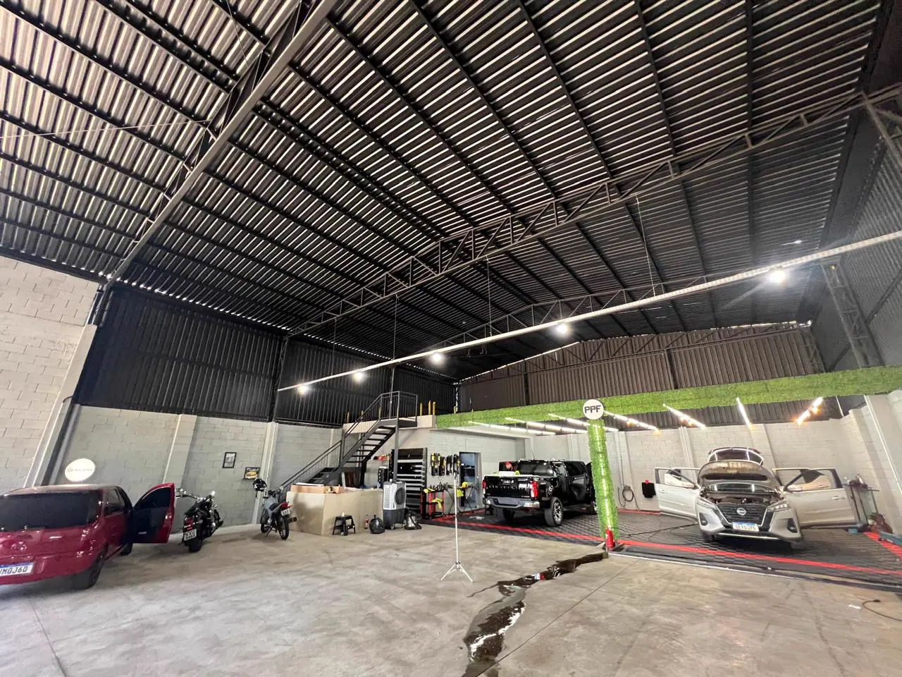 Interior de galpão com vão livre e estrutura metálica aparente